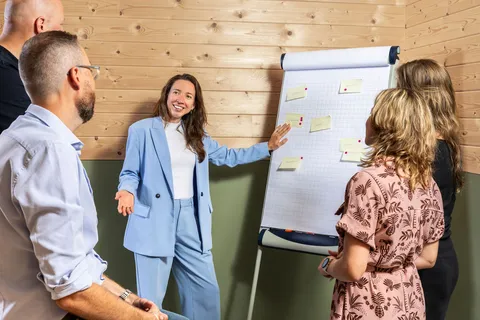 Mara geeft een presentatie tijdens een workshop